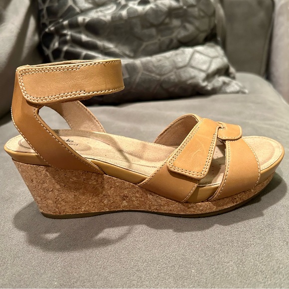 Clarks Unstructured Adjustable Strap Strap Wedge Sandals. Size 7 1/2 - Picture 6 of 11